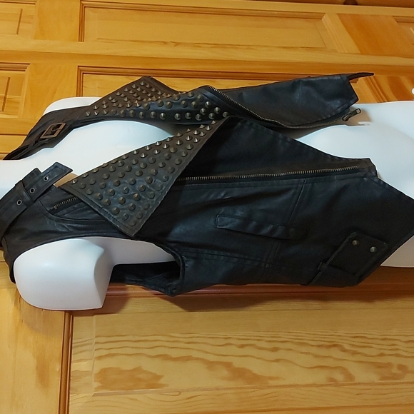 Studded leather biker vest - Picture 3 of 8